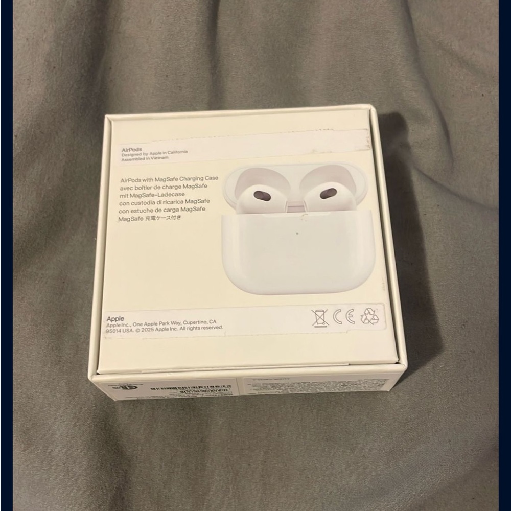 Apple AirPods 3rd gen - Picture 2 of 3
